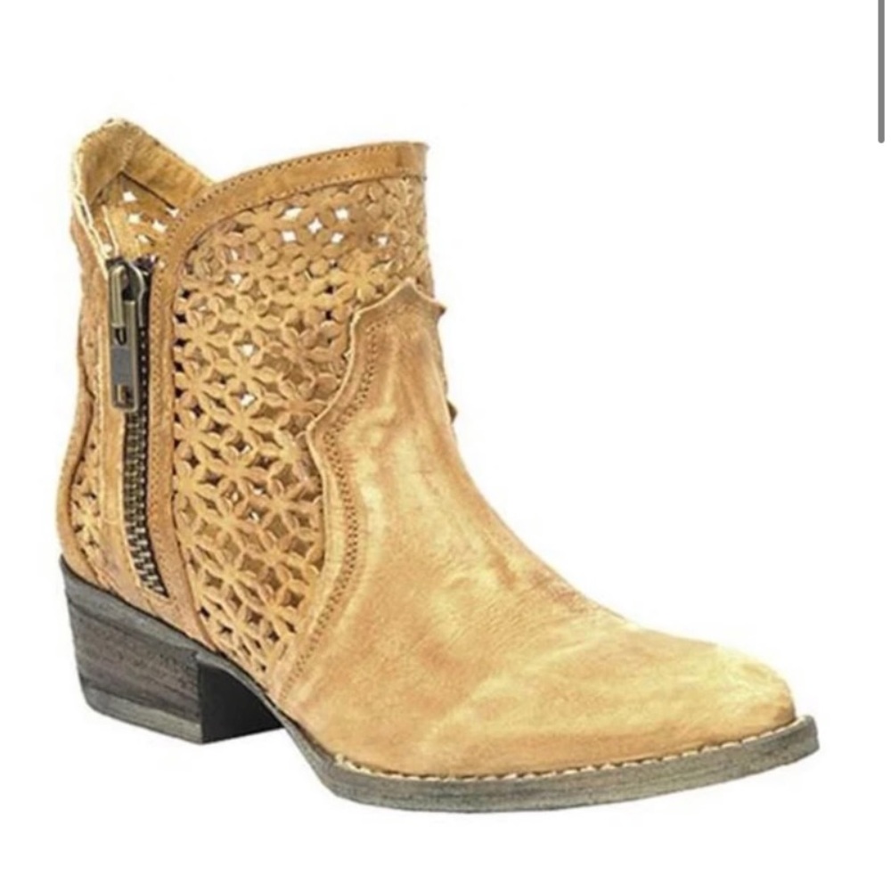 Short cowgirl boots